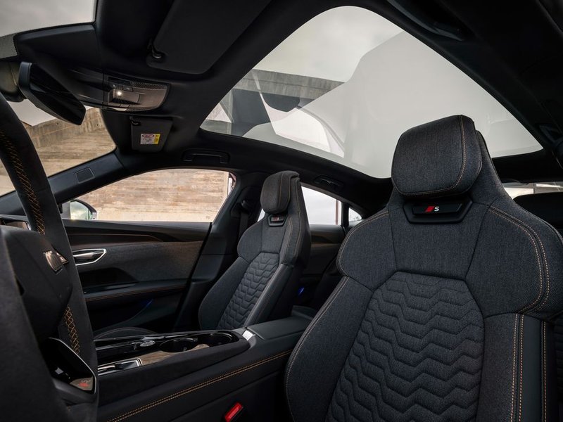 2025-audi-e-tron-gt-interior-107-6671ae08bd055