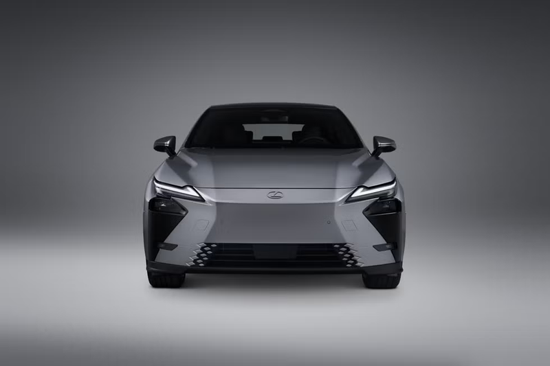 2026-lexus-es550e-exterior-102-68090227d52ec